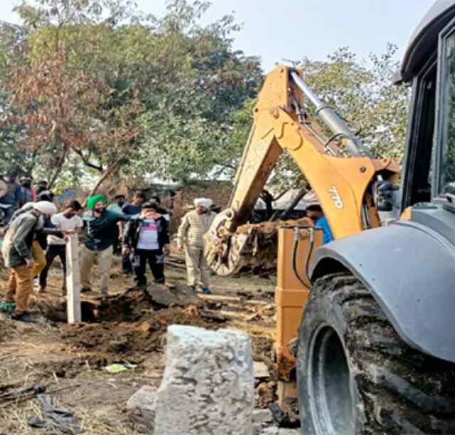 कपूरथलाः कब्जा हटाने गई पुलिस टीम और प्रदर्शनकारी में हुई धक्का-मुक्की, फाड़े कपड़े