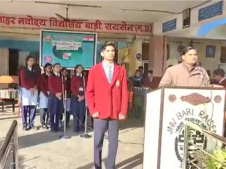 स्कूल में प्रिंसिपल ने दिया विवादित बयान, कहा-सविधान में अंबेडकर ने एक भी लाईन नहीं लिखी, देखें वीडियो