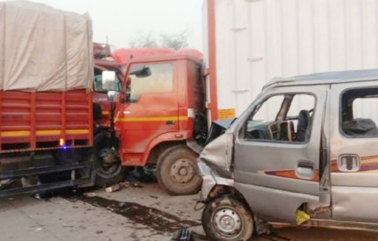 ट्रक से टकराई बरातियों की कार, 4 की मौत, छाया मातम