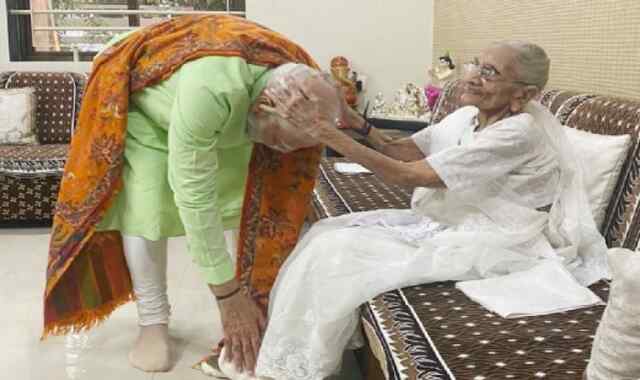 पीएम मोदी ने मां के पैर छूकर लिया आशीर्वाद