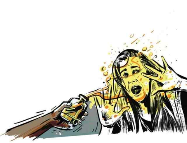 महिला पर हुआ एसिड अटैक, बच्चा भी झुलसा