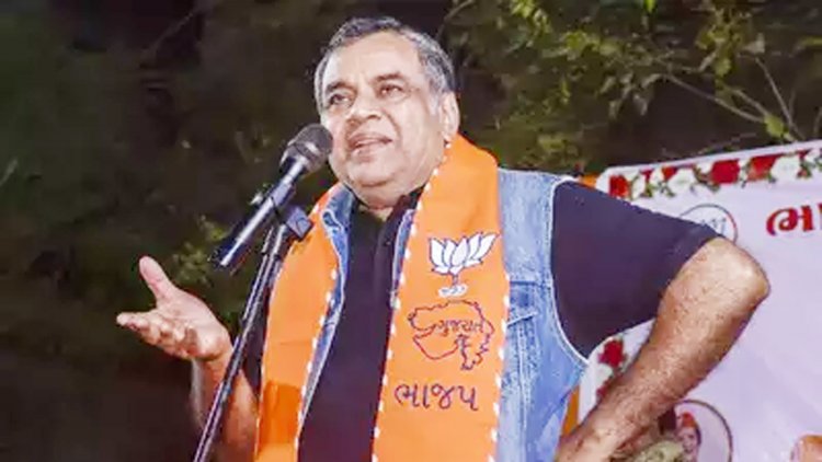 विवादों मे फसे परेश रावल , दर्ज हुई FIR