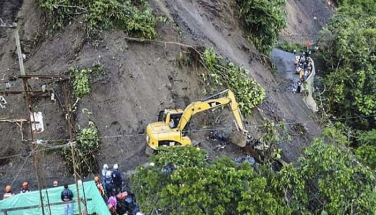 लैंडस्लाइड से भारी तबाही, बस समेत कई वाहन मलबे में दबे, 33 की मौत