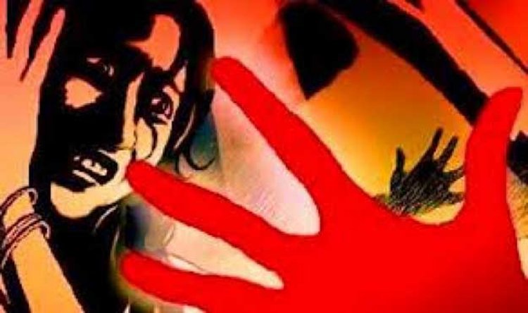 चोरी के शक में नौकरानी को बंधक बनाकर पीटा, मामला दर्ज