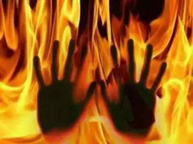 थाने के बाहर व्यक्ति ने लगाई आग, जाने मामला