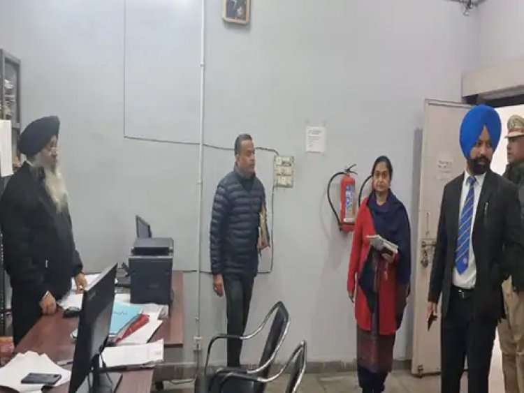 जालंधरः दफ्तरों में DC जसप्रीत सिंह ने की छापेमारी, गैरहाजिर कर्मचारियों को किया नोटिस जारी
