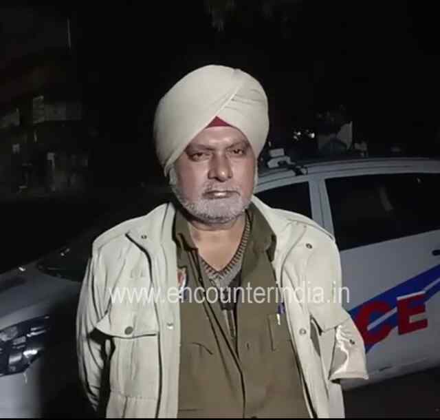 जांलधरः पुलिस वाले ने अपने कर्मी पर बरसाई लाठियां, देखें वीडियो