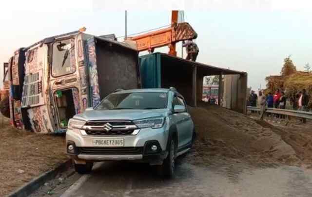 जालंधरः फ्लाई ओवर पर पलटा रेत से भरा टिप्पर, लगा लंबा जाम, देखें वीडियो