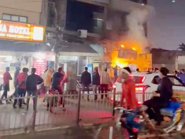 रेस्टोरेंट में लगी भीषण आग, ग्राहक की जलकर मौत, 2 कर्मचारी झुलसे