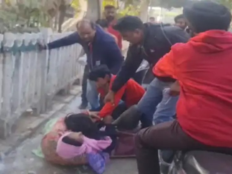 पंजाबः सिविल अस्पताल में 20 रुपए को लेकर कर दी युवक की पिटाई, देखे वीडियो