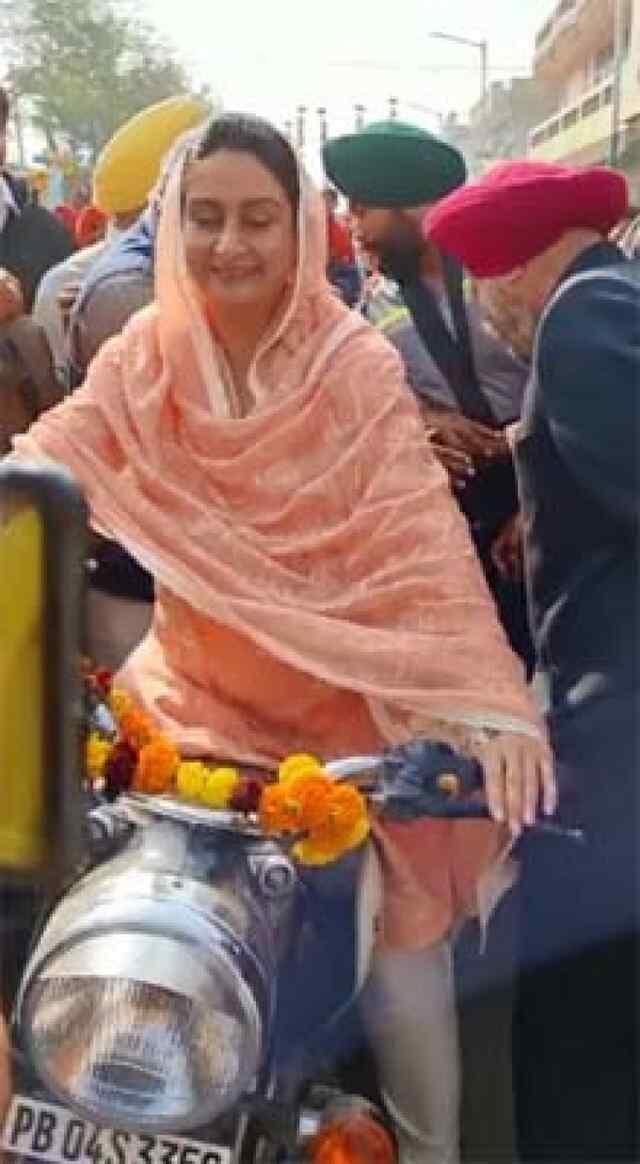 पंजाबः हरसिमरत कौर ने आप विधायक को बिठाकर चलाया बुलेट, देखें वीडियो