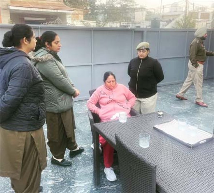 जालंधरः लतीफपुरा में अवैध इमारतों पर हुई कार्रवाई दौरान फूट-फूटकर रोई पार्षद अरुणा अरोड़ा, देखें वीडियो