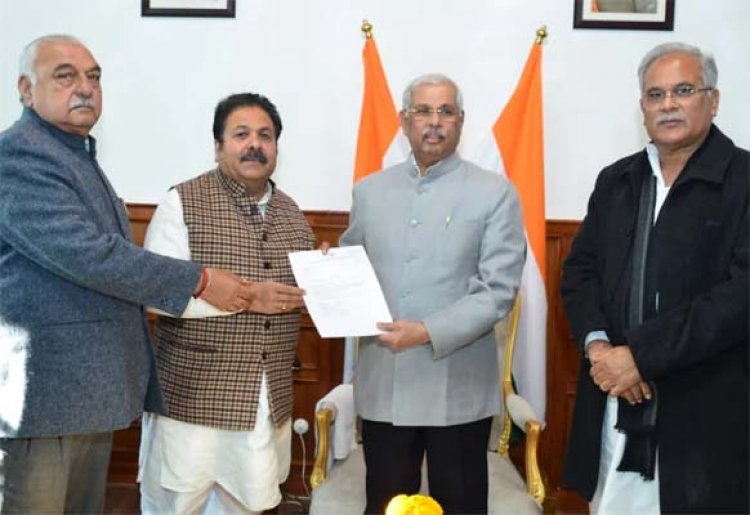 Himachal Election 2022: कांग्रेस नेताओं ने राज्यपाल से मुलाकात कर सरकार बनाने का किया दावा पेश