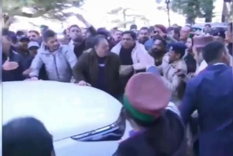 हिमाचल में मुख्यमंत्री कौन? विधायक दल की बैठक से पहले हंगामा, देखें वीडियो