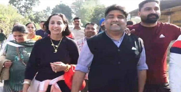 मुकेश की पत्नी डॉ. सिम्मी अग्निहोत्री ने तीन देवियों की पैदल यात्रा शुरू की