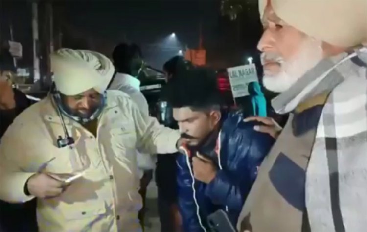 जालंधरः मोबाइल छीनकर भाग रहे लुटेरे को लड़की ने किया काबू, देखें वीडियो