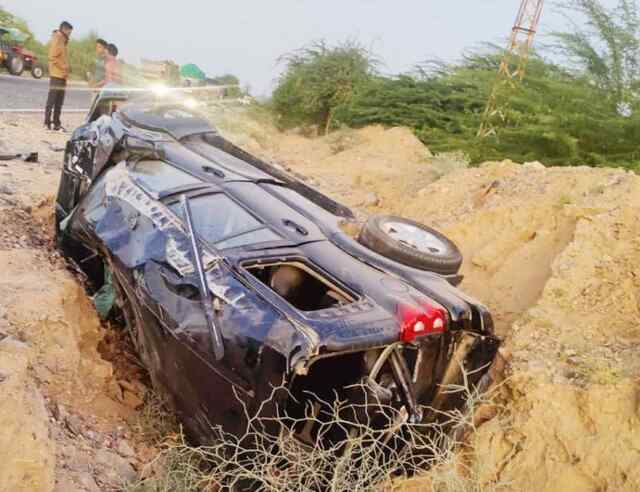 कुत्ते को बचाने के चक्कर में पलटी बारात की कार , 2 की मौत
