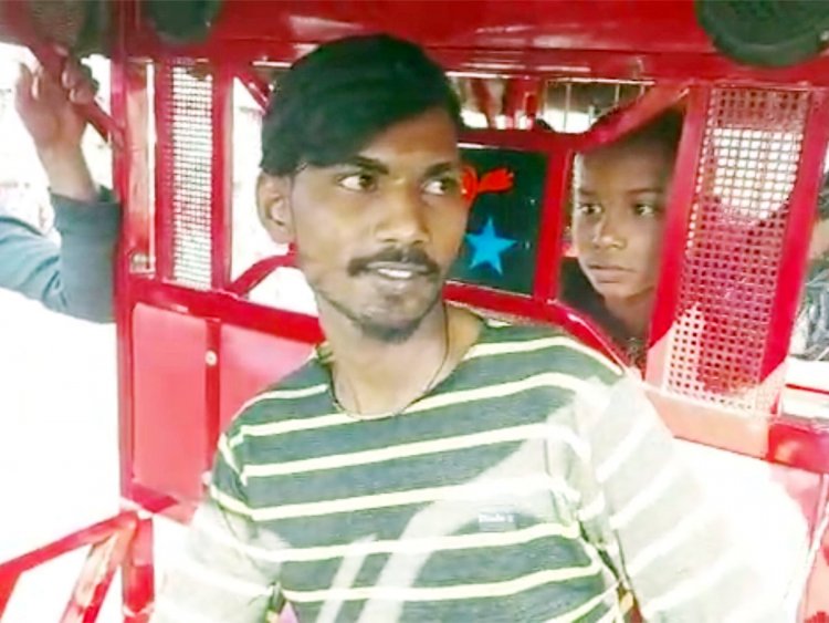 प्यार में मिला धोखा तो चलाने लगे ई-रिक्शा, लोगों को जागरूक करने का अपनाया अनोखा तरीका