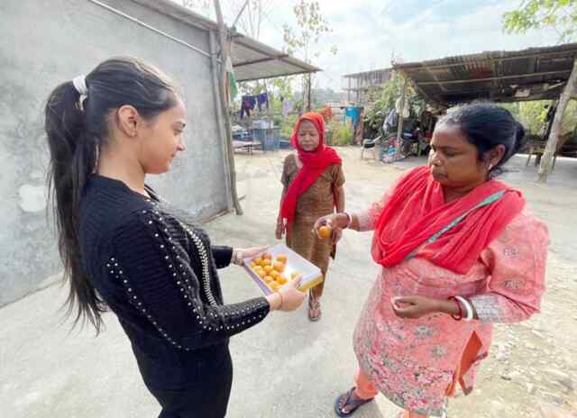 जन्मदिवस पर कुष्ठ आश्रम में कपड़े व मिठाई बाँट कर मनाया जन्मदिवस