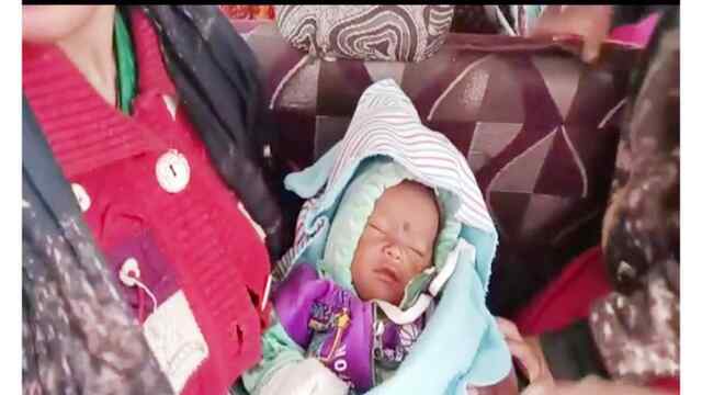 टीका लगने से मासूम की हुई मौत, गेट में शव रखकर जांच की मांग की