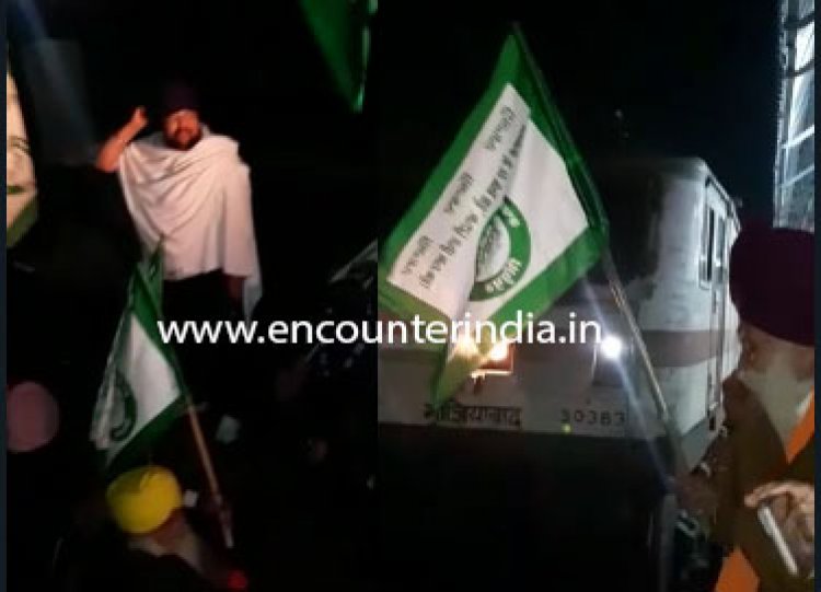 पंजाबः किसानों ने रोकी ट्रेन, ट्रैक पर दिया धरना, देखें वीडियो…