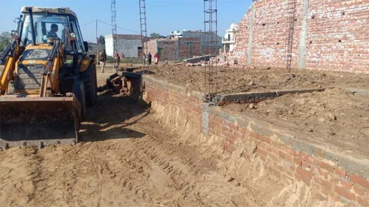 जालंधरः कांग्रेसी विधायक के हल्के में निगम की कार्रवाई, अवैध कालोनी पर चलाई डिच, देखें वीडियो