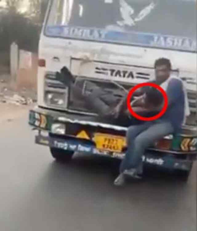 पंजाबः गेहूं चोरी मामले में युवक को ट्रक के आगे बांधकर ले आए थाने, देखें वीडियो
