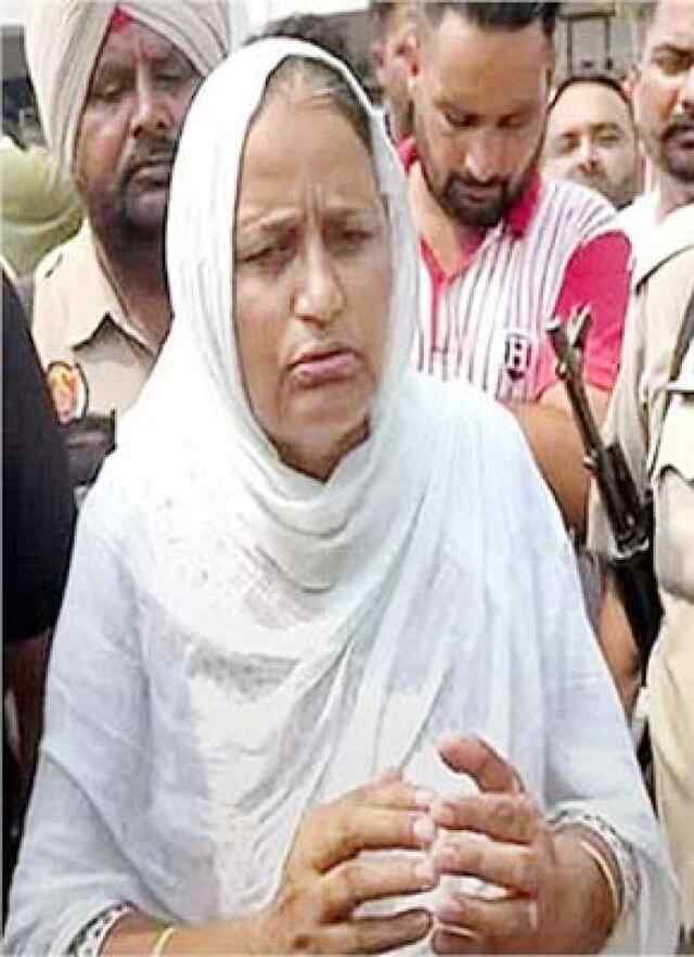 पंजाबः सिद्धू मूसेवाला की मां हुई भावुक, इन लोगों को लगाई फटकार, जाने मामला