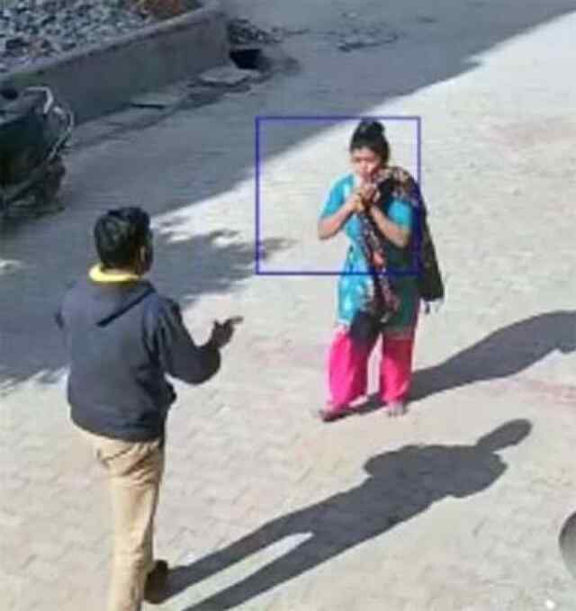 दिन दिहाड़े घर के बाहर बैठी महिला से बंदूक की नोक पर लूट, देखें CCTV