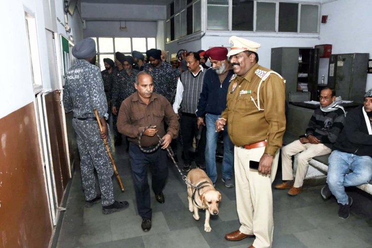 जालंधरः पुलिस कमिश्नर एस भूपति ने कोर्ट परिसर में चलाया सर्च अभियान, देखें तस्वीरें