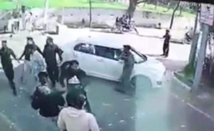 पंजाबः सामान पंसद ना आने पर कोरियर डिलीवरी बॉय से की मारपीट, देखें CCTV