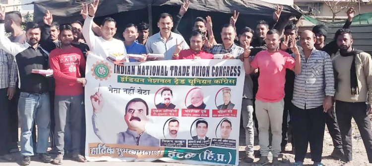 सुखविंदर सूक्खु के मुख्यमंत्री बनने पर इंटक ने बांटे लडडू