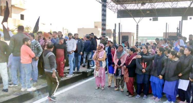 पंजाबः टोल प्लाजा बंद करवाने पर अड़ी किसान जत्थेबंदियां, कर्मचारियों ने किया विरोध, देखें वीडियो