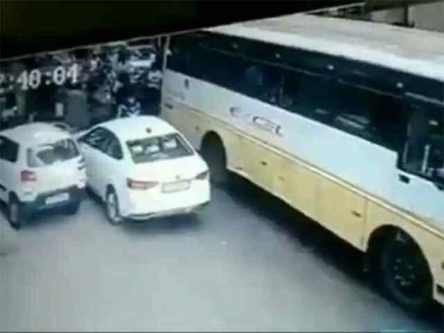 सड़क पार कर रहे बुजुर्ग को बस ने रौंदा, फिर जो हुआ… देखें CCTV