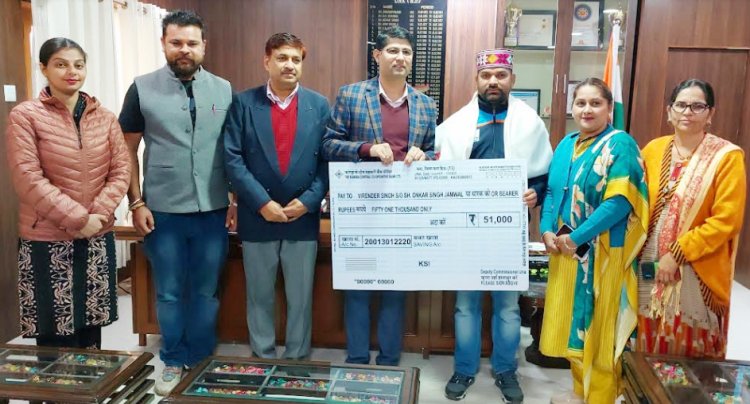 डैफ एंड डफ टी-20 टीम के कप्तान वीरेंद्र सिंह को उपायुक्त ऊना ने किया सम्मानित