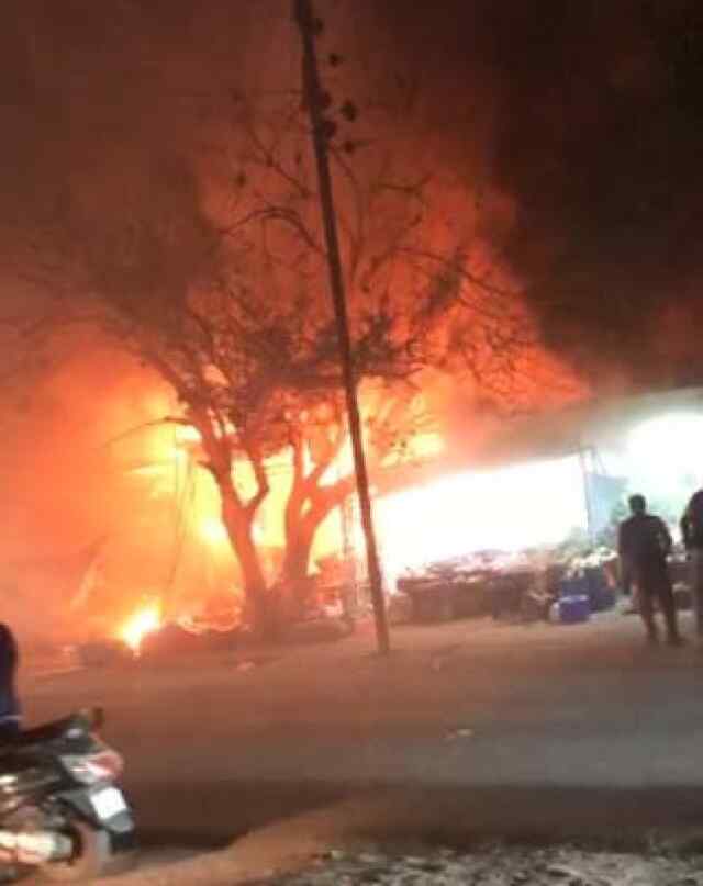 पंजाब में गैस सिलेंडर फटने से 8 दुकानें राख, 2 लोग झुलसे, देखें वीडियो