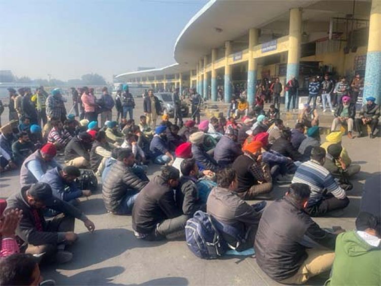 जालंधरः घर से निकलने से पहले पढ़े ये ख़बर, PUNBUS-PRTC के कर्मचारियों ने बंद किया बस स्टैंड, देखें वीडियो