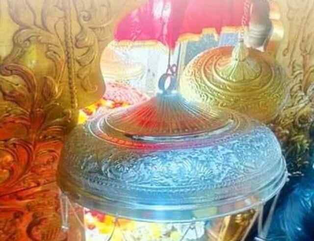 चिंतपूर्णी मंदिर में दंपति ने चढ़ाया सवा किलो चांदी का छत्र