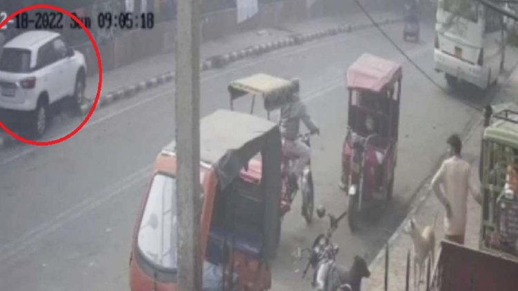 तेज रफ्तार कार ने फुटपाथ पर खड़े 3 बच्चों को रौंदा
