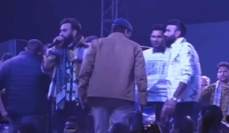 पंजाबी गायक Babbu Maan के लाइव शो में हुआ भारी हंगामा,देखें वीडियो