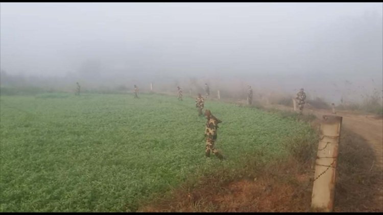 पंजाब: पाकिस्तान से आए ड्रोन पर BSF ने की फायरिंग, देखें वीडियो