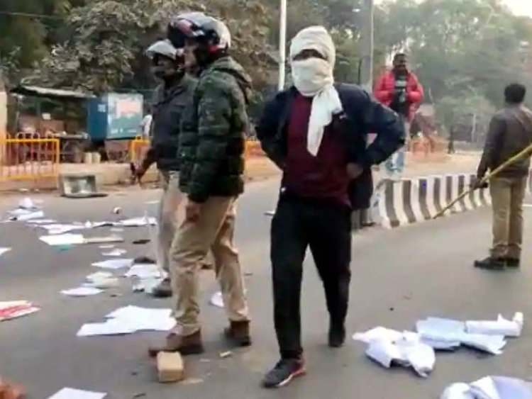 यूनिवर्सिटी में सुरक्षा गार्डों ने चलाई गोलियां, छात्रों और पुलिस के बीच झड़प, देखें वीडियो