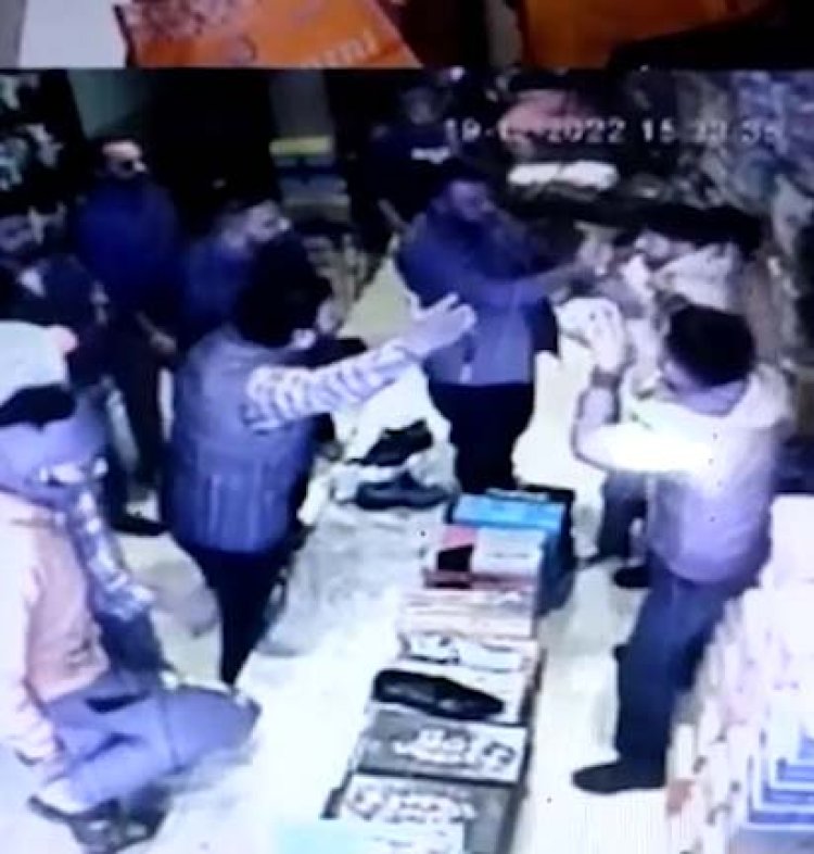 जालंधर: Chintpurni Collection में घुसकर युवक पर तेजधार हथियारों से किया हमला, देखें CCTV