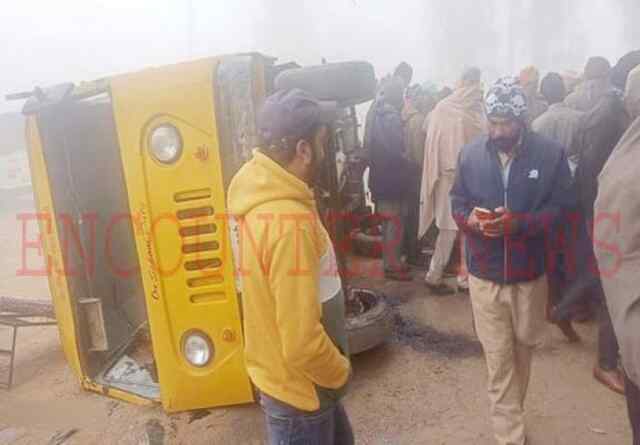 पंजाबः कार से टकराकर पलटी स्कूल वैन