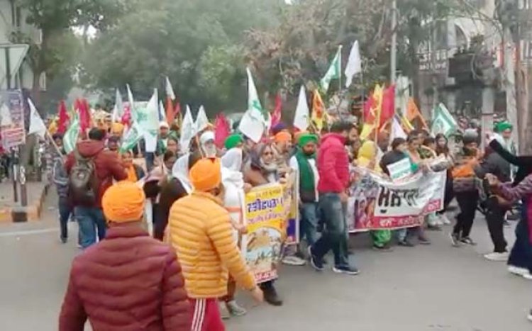 जालंधरः लतीफपुरा मामला, सरकार के खिलाफ किसानों का पुतला फूंक प्रदर्शन, देखें वीडियो