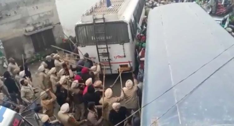पंजाबः इस जिले में माहौल तनावपूर्ण, प्रदर्शन कर रहे लोगों पर पुलिस ने किया लाठीचार्ज, देखें वीडियो
