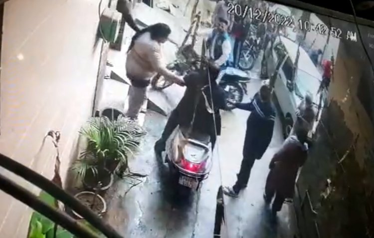 जालंधरः करार खां मोहल्ले में कुत्तों को लेकर हुआ खूनी टकराव, देखें वीडियो
