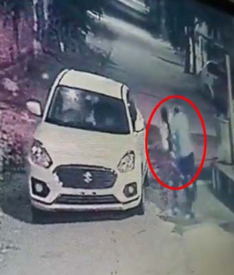 बड़ी वारदात: पिता के साथ मंदिर से लौट रही युवती का अपहरण, देखें CCTV