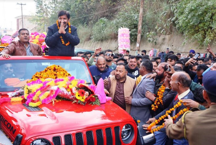 उप-मुख्यमंत्री का गृह जिला पहुंचने पर गर्मजोशी से स्वागत किया गया