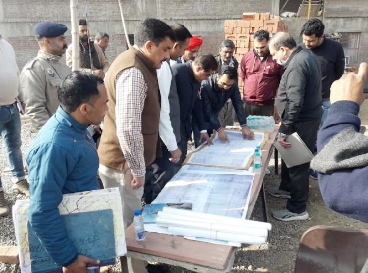 दून विधायक राम कुमार ने किया बददी निर्माणाधीन अस्पताल का औचक निरीक्षण